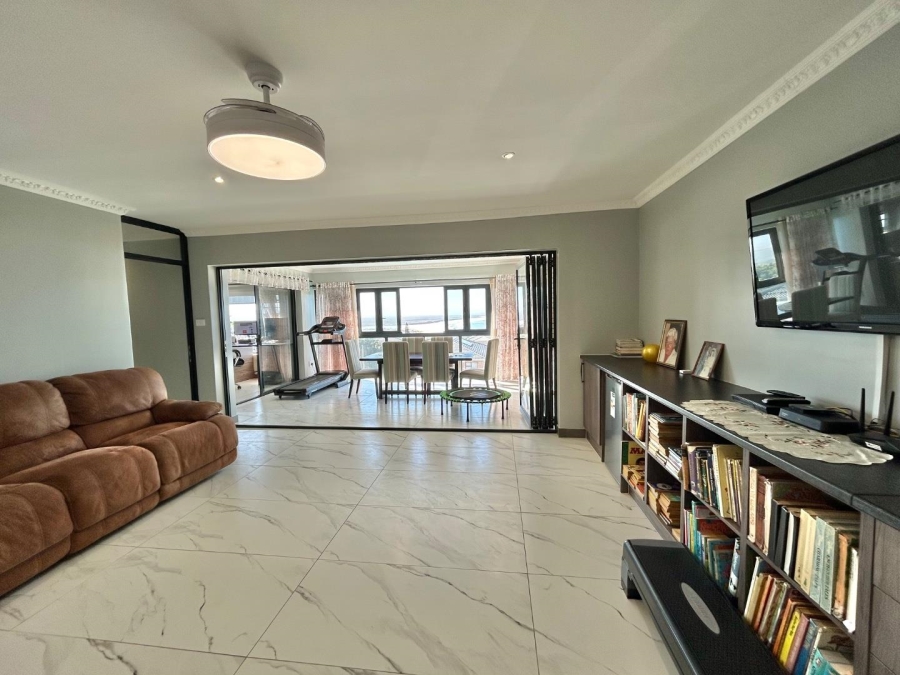 4 Bedroom Property for Sale in Wavecrest Eastern Cape